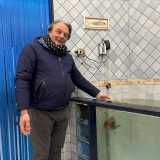 Un pescivendolo che decide di adottare un pesce e di dargli pure un nome. � questa la particolare storia di amicizia tra Natale ed Elena: il primo proprietario di una pescheria di Bari...